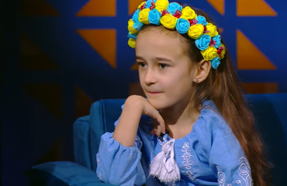 7-летняя украинка купила для воинов ВСУ 4 авто, дроны и Starlink, делая веночки (видео и фото)