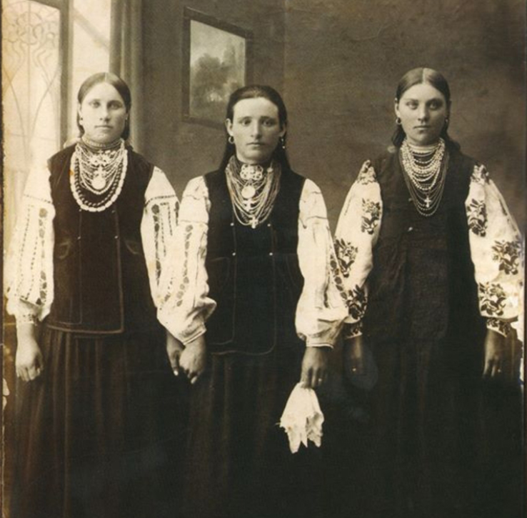 Які прикраси носили українки у кінці XIX - на початку XX століть: історичні фото