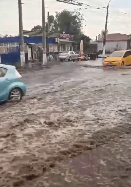 Внезапный залповый ливень затопил улицы Одессы: непогода готовит новый "сюрприз"