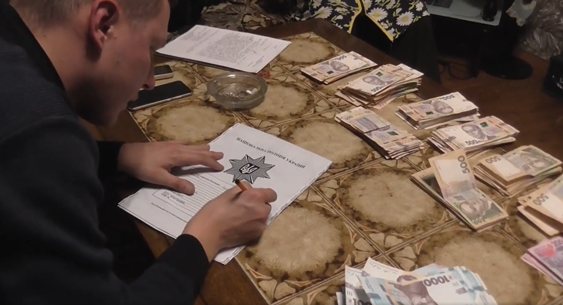 Ограбили дом защитника Украины, который воюет на фронте: полицейские поймали циничных воров