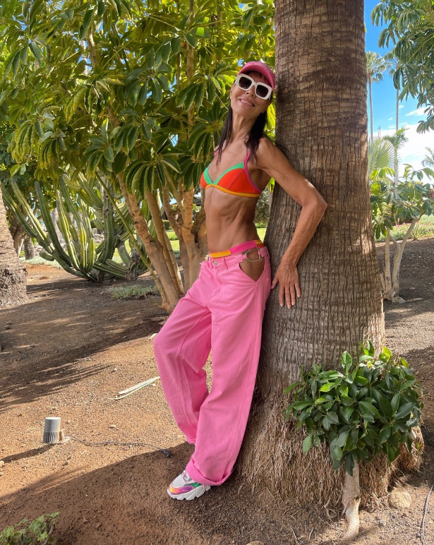 74-річна жінка каже, що не старіє, хоч щовечора випиває пляшку вина: як виглядає красуня