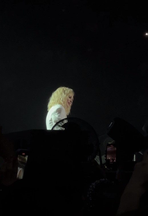 Без очков и маски. На втором сольном концерте Klavdia Petrivna полностью показала лицо