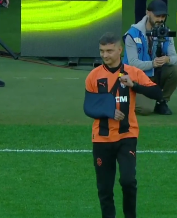 Герої оборони Маріуполя відкрили матч Динамо-Шахтар: "Пташка" виконала гімн, а Діанов зробив перший удар (відео)