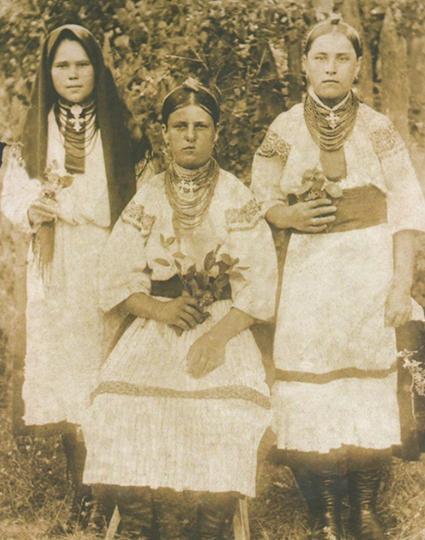 Які прикраси носили українки у кінці XIX - на початку XX століть: історичні фото