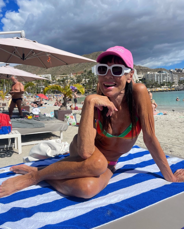 74-річна жінка каже, що не старіє, хоч щовечора випиває пляшку вина: як виглядає красуня