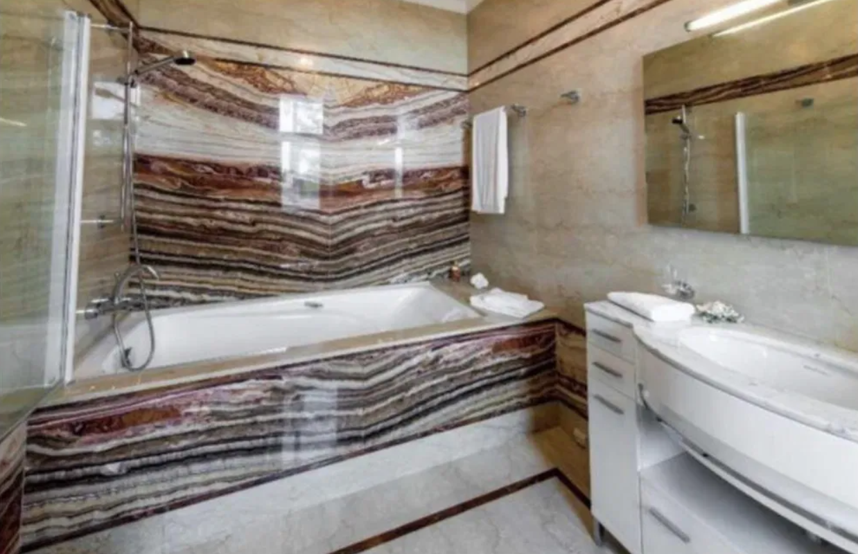 Кімната для прислуги, басейн і кінозал: у Києві продають будинок-палац за сотні мільйонів (фото)