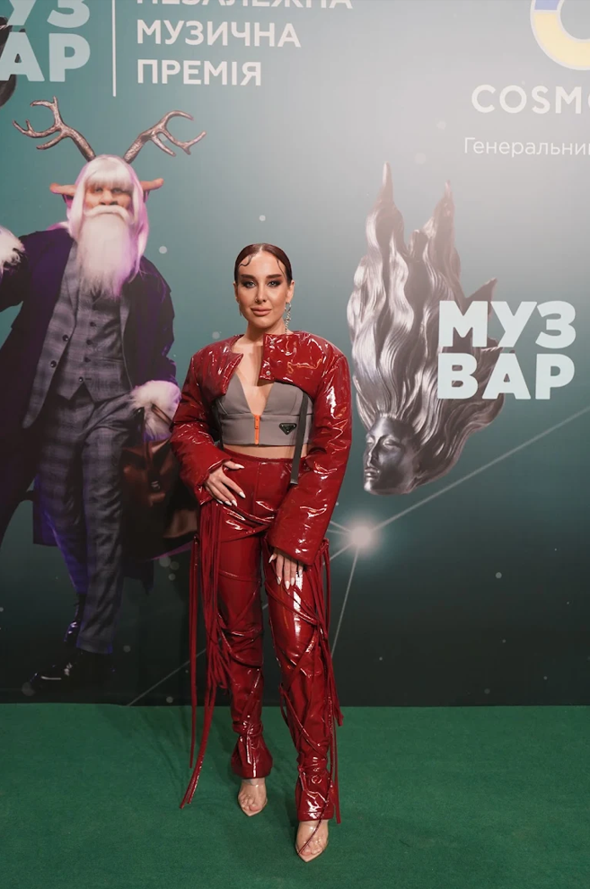 От платья из кусков до эко-кожи: в каких брендах звезды появились на премии MUZVAR AWARDS