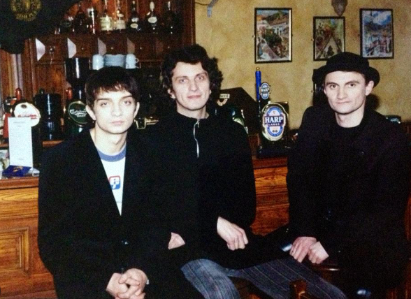 Згадуємо Кузьму: 20 старих фотографій культового музиканта зі сім'єю, друзями й гуртом