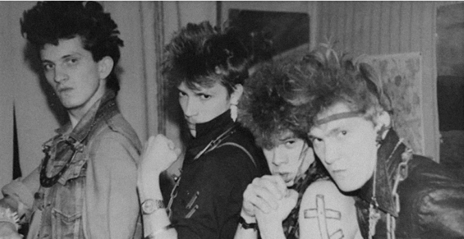 Згадуємо Кузьму: 20 старих фотографій культового музиканта зі сім'єю, друзями й гуртом