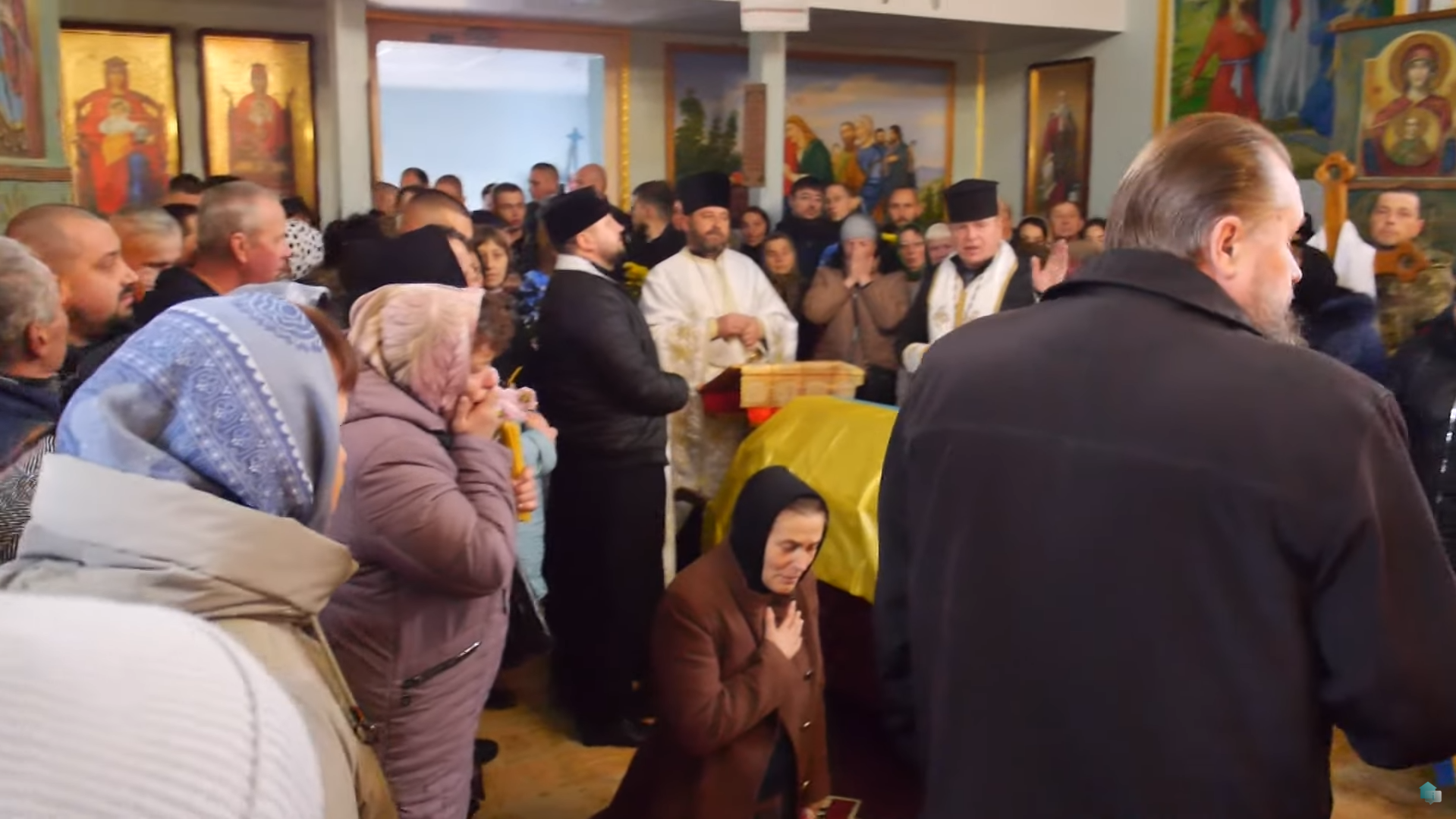 Мать умоляла на коленях: священник УПЦ МП не дал отпеть погибшего бойца ВСУ (видео)