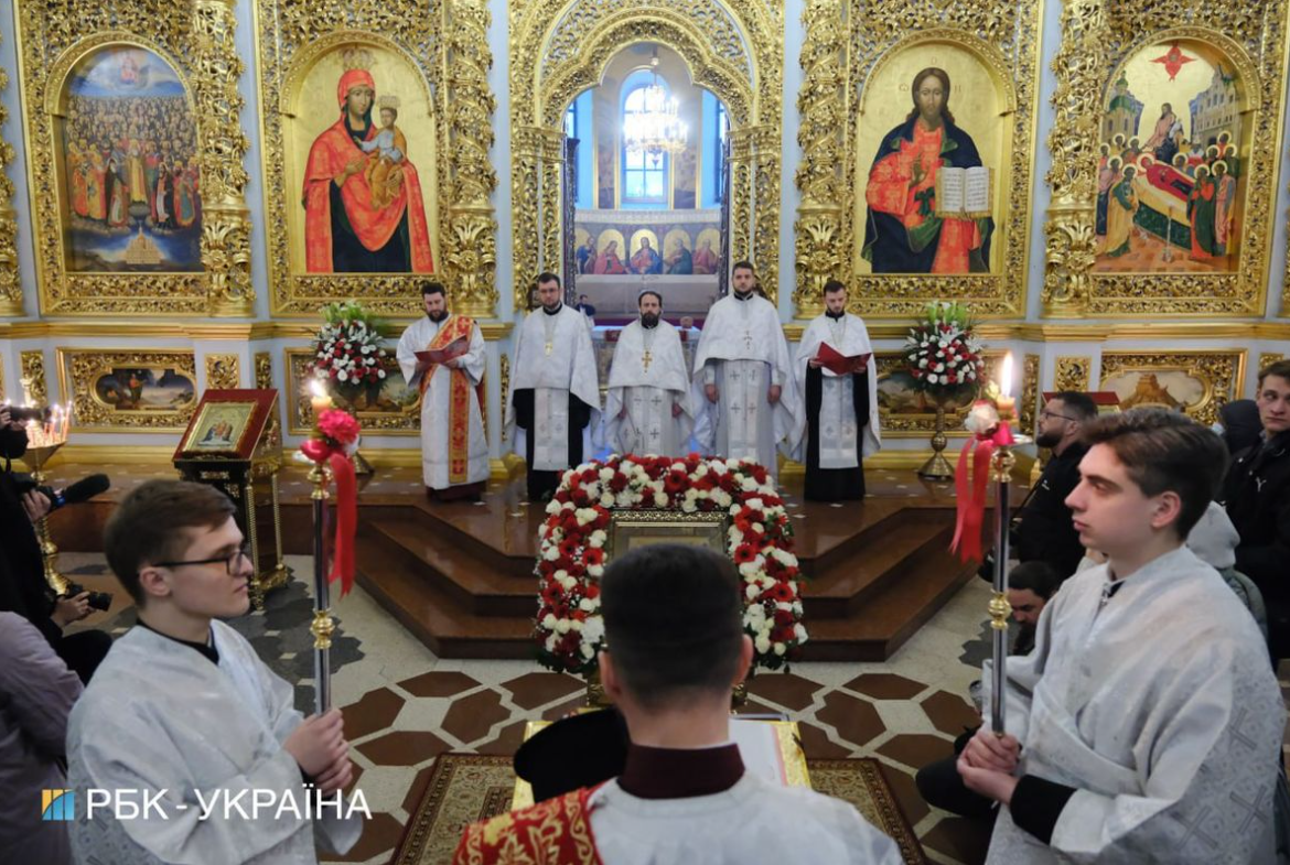 Как в Киевской лавре ПЦУ и УПЦ МП провели Пасхальные службы (видео и фото)
