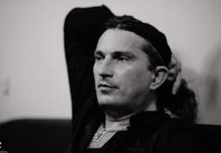 Згадуємо Кузьму: 20 старих фотографій культового музиканта зі сім'єю, друзями й гуртом