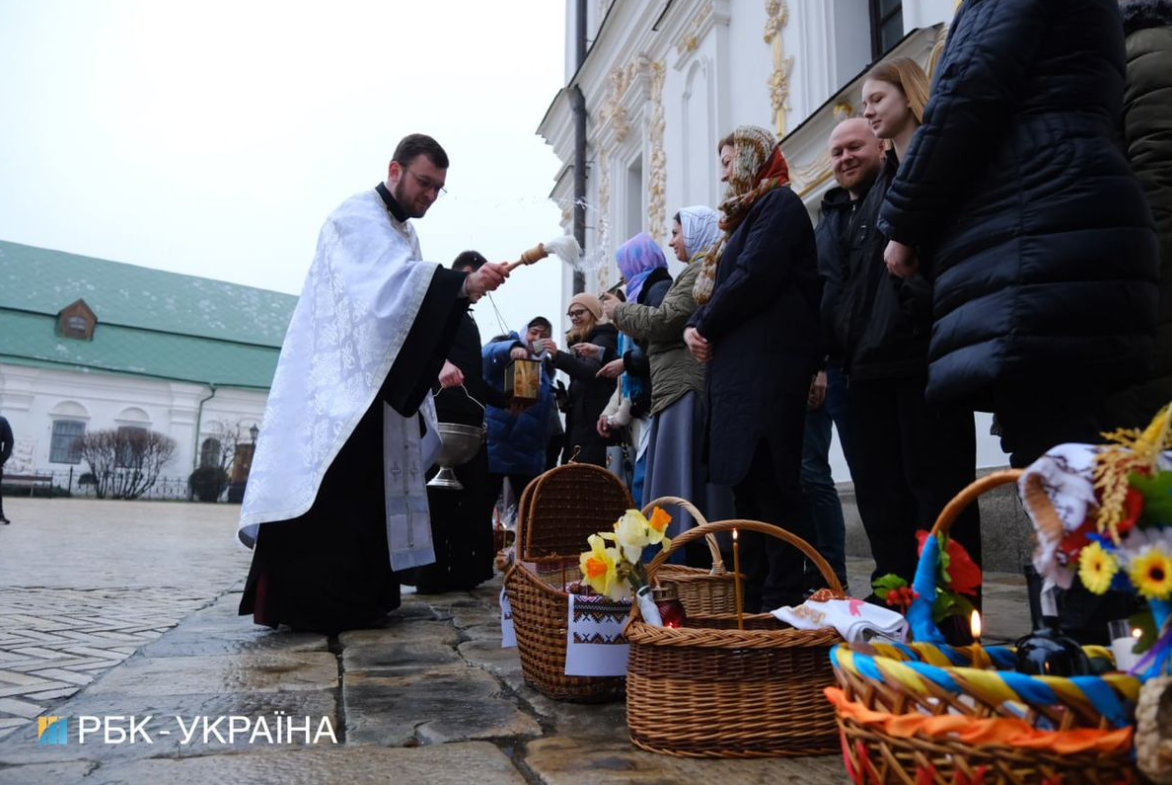 Как в Киевской лавре ПЦУ и УПЦ МП провели Пасхальные службы (видео и фото)