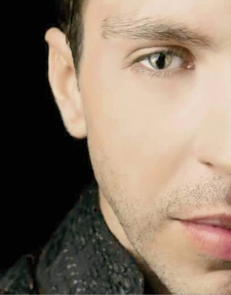 Ось як виглядають люди з генетичним дефектом очей, який робить погляд "зміїним"