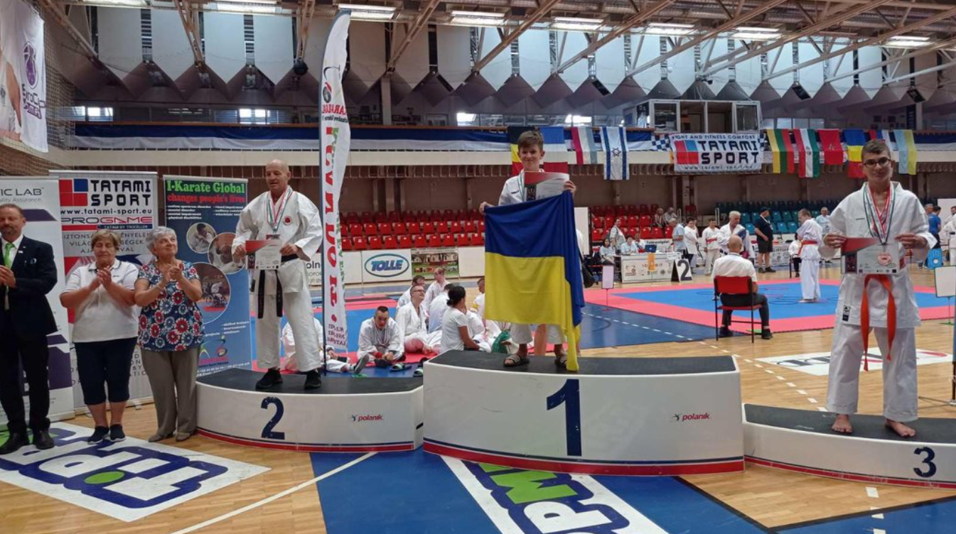 11-річний чемпіон світу з паракарате передав премію українським захисникам (фото)
