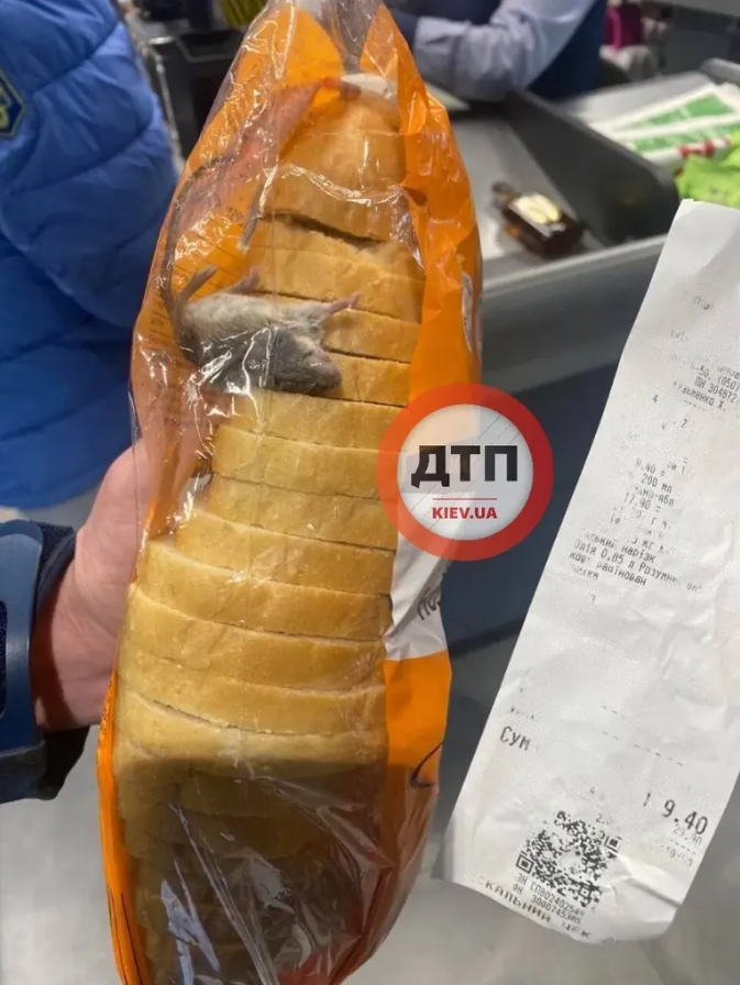 У супермаркеті Києва покупець знайшов мишу в упаковці із хлібом: що відомо про скандал