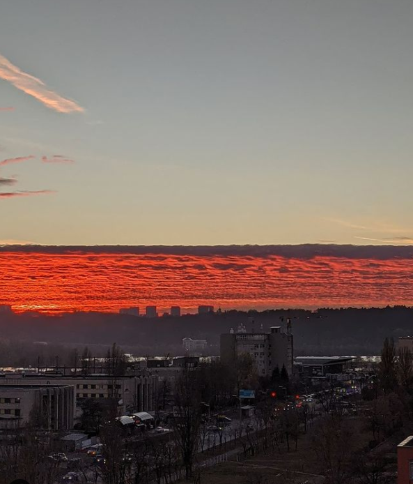 Над Києвом "палало" небо: дивіться неймовірні фото вогняного заходу сонця