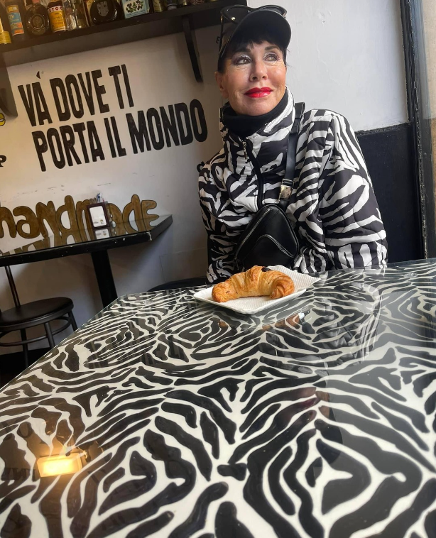 74-річна жінка каже, що не старіє, хоч щовечора випиває пляшку вина: як виглядає красуня