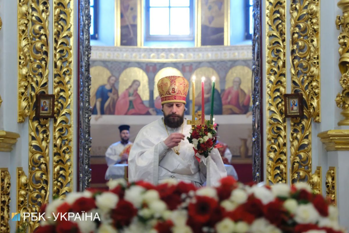 Как в Киевской лавре ПЦУ и УПЦ МП провели Пасхальные службы (видео и фото)