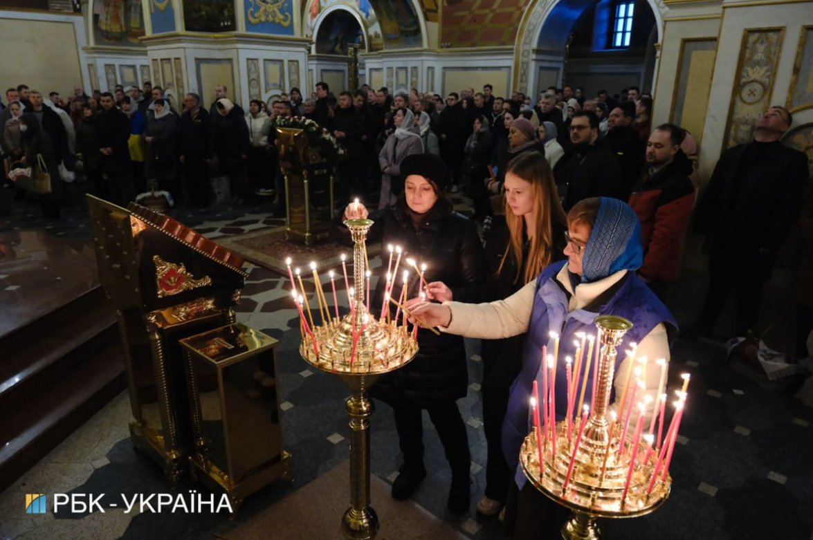 Как в Киевской лавре ПЦУ и УПЦ МП провели Пасхальные службы (видео и фото)