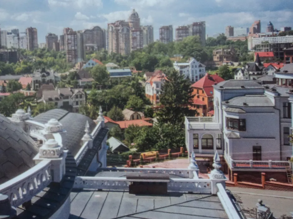 Кімната для прислуги, басейн і кінозал: у Києві продають будинок-палац за сотні мільйонів (фото)