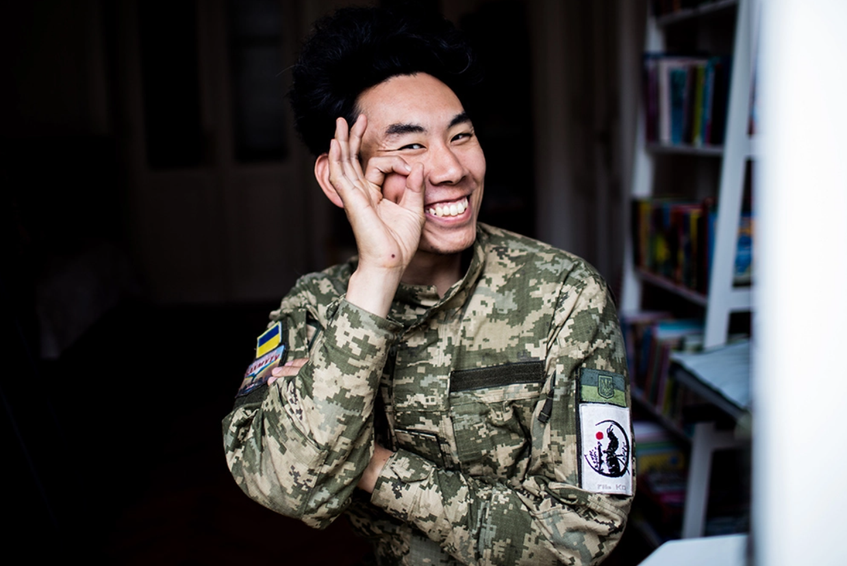 "В моих жилах самурайская кровь": японец Такао волонтерил в Бахмуте и теперь стал воином ВСУ