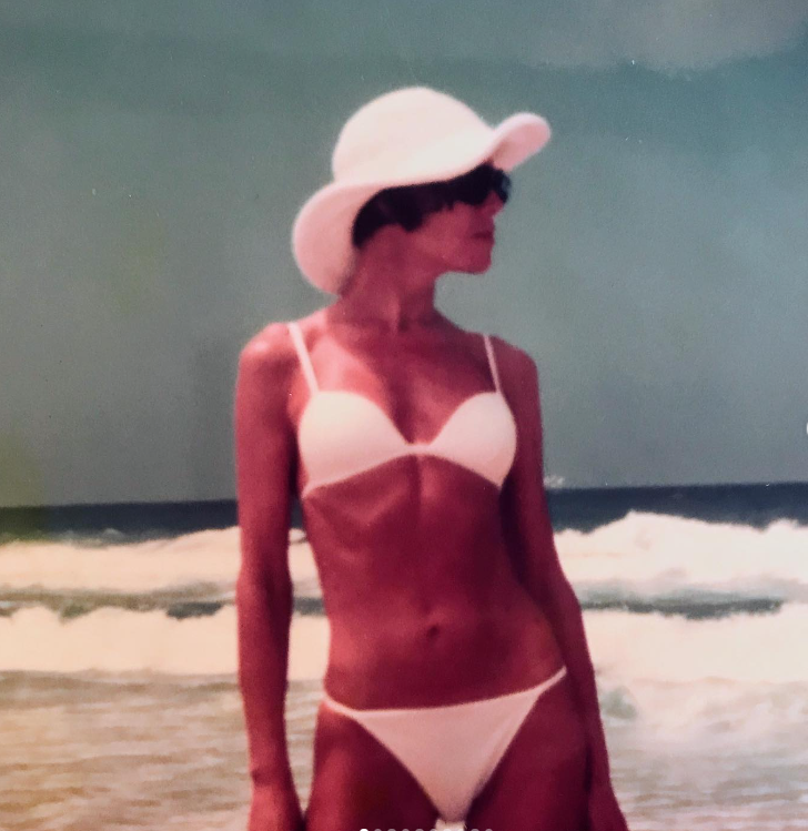 74-річна жінка каже, що не старіє, хоч щовечора випиває пляшку вина: як виглядає красуня