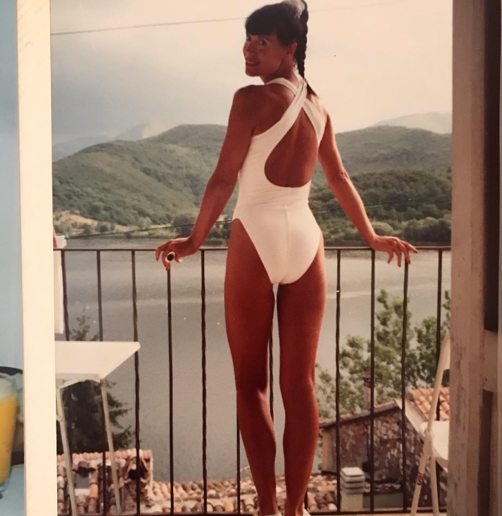 74-річна жінка каже, що не старіє, хоч щовечора випиває пляшку вина: як виглядає красуня