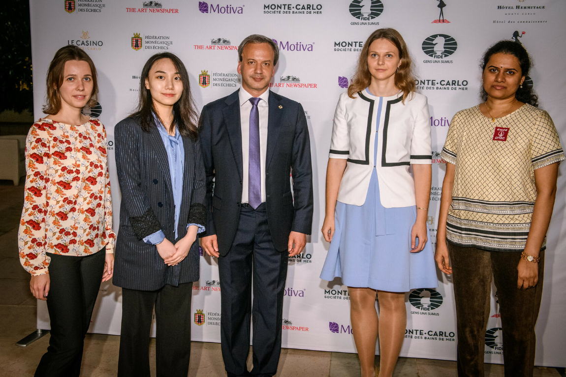 Топовые украинские шахматистки удивили совместным фото с путинистом в Монако