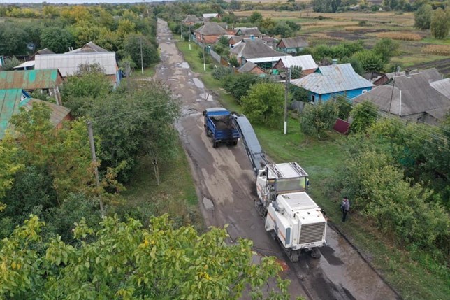 В Пархомовке начали ремонт дороги в музей с работами Пикассо и Малевича