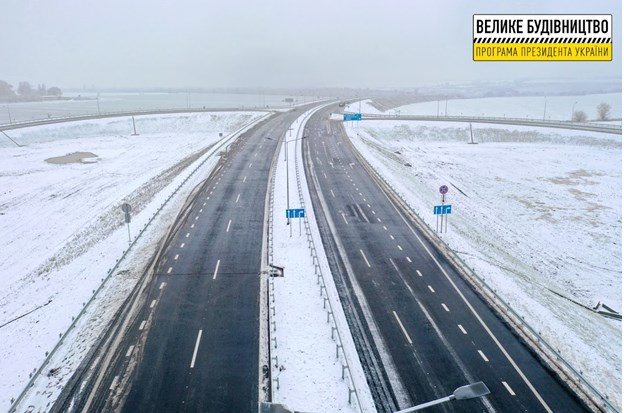 В Днепре открыли Южную объездную парадом из 500 тонн раритетных автомобилей