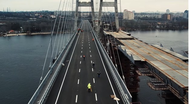 Вантовый мост в Запорожье изменился до неузнаваемости всего за ночь: в сети показали видео