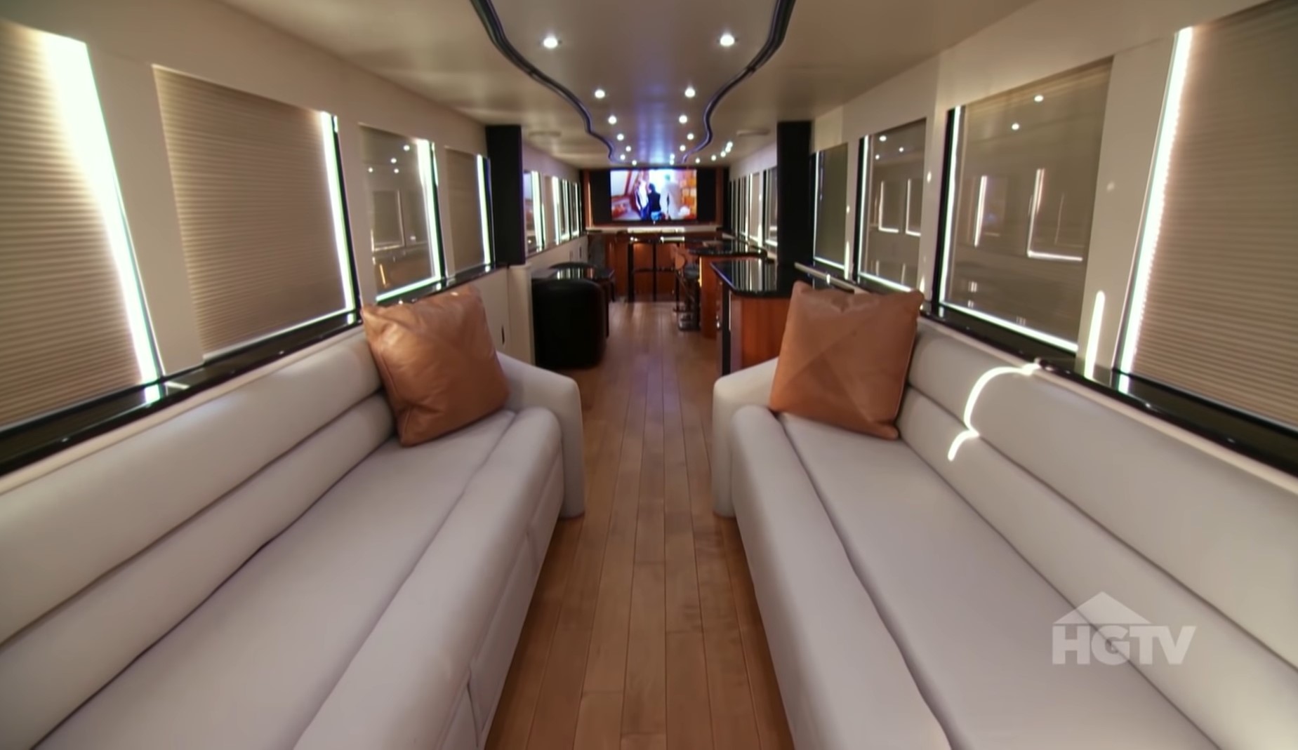 Два этажа, огромная спальня и медицинский кабинет: как выглядит дом на колесах за два миллиона