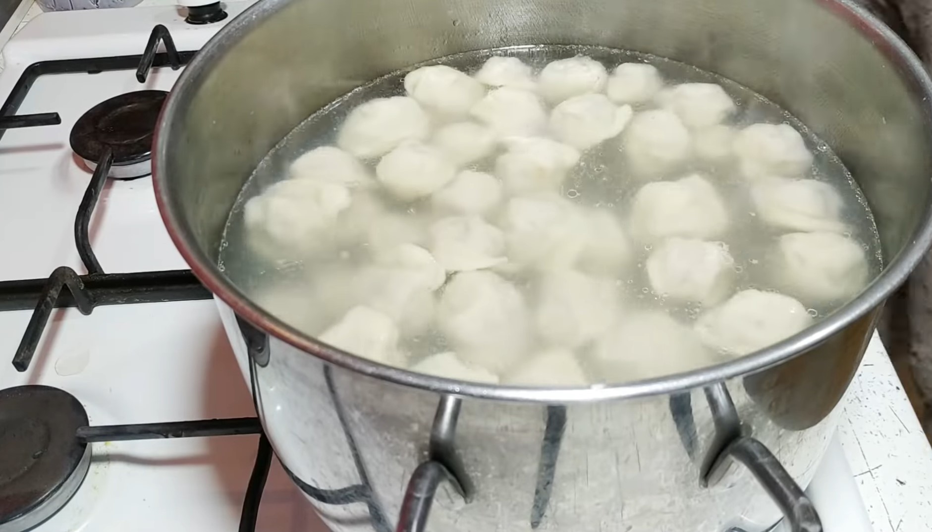 100 пельменів за 20 хвилин: супер-спосіб без пельменниці