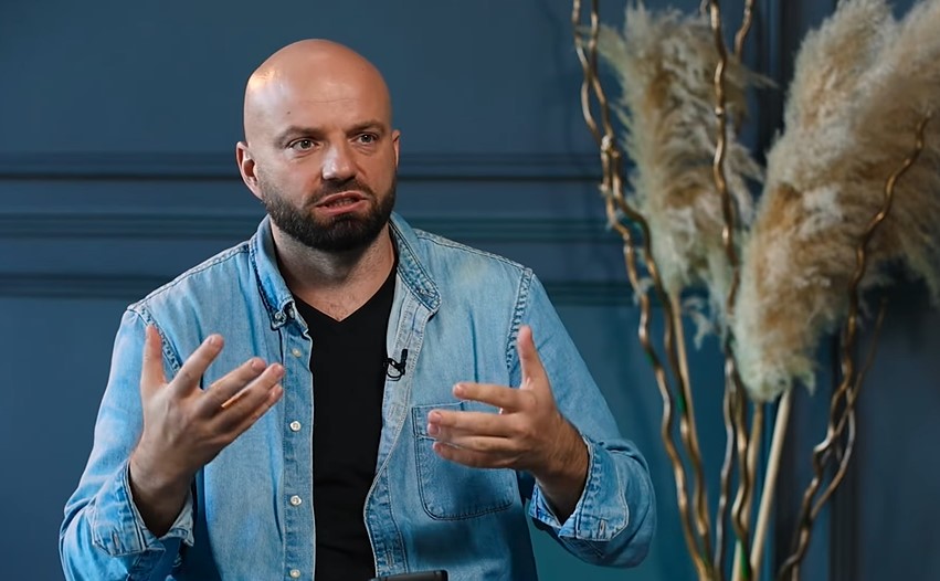 Фоззі з ТНМК пояснив, чому приховує рідних та чи планують вони повертатися до України