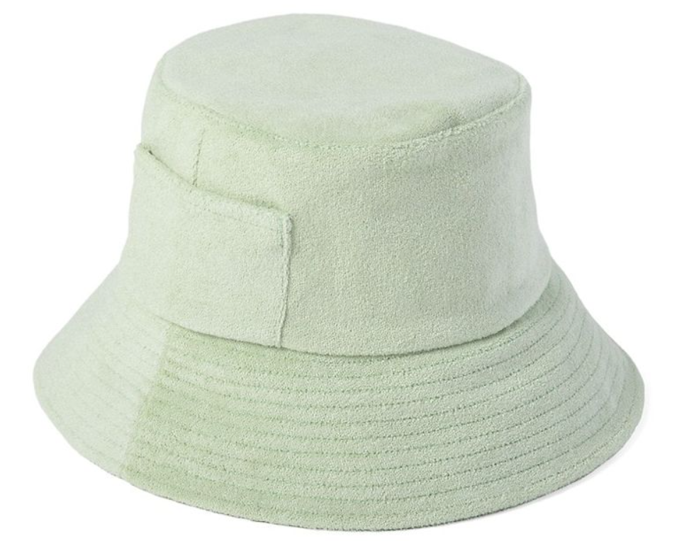 "Пухнастий" одяг став новим трендом літа 2022 року: як носити красиво