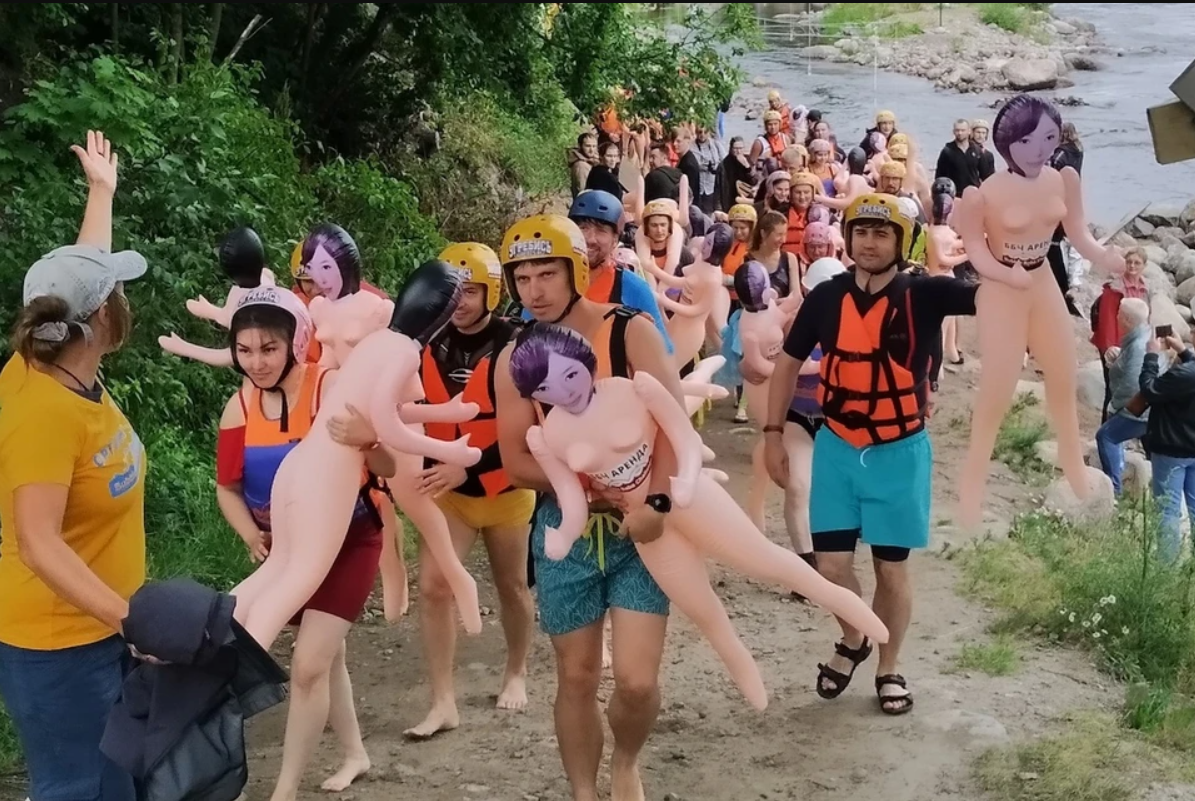 У Росії провели "скрєпний" заплив на гумових жінках: відео і фото традиційних забав
