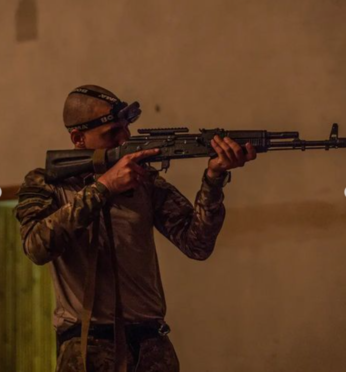 Украинский актер, который воюет на передовой, снова стал папой: милые фото дочки