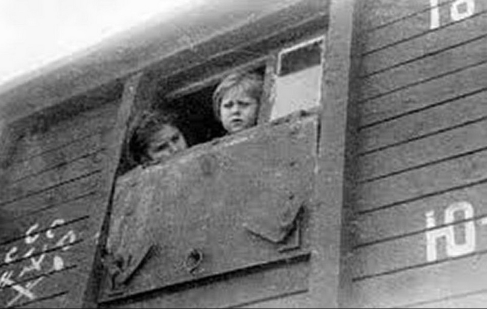 Як "совєти" поводили наймасовішу депортацію українців у Сибір та Казахстан: архівні фото і документи