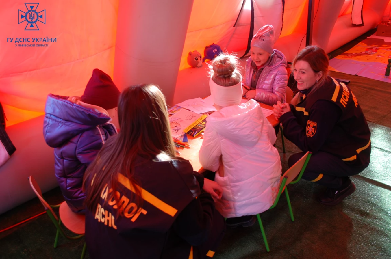 В Украине возле границы с Польшей заработали мобильные пункты обогрева: как они выглядят