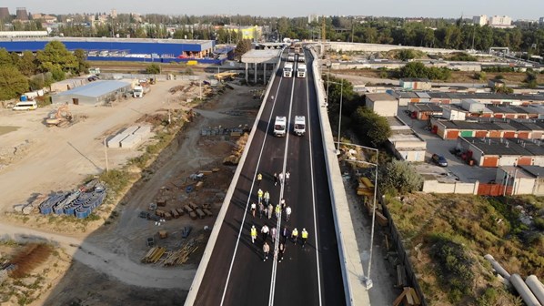 В Херсоне по программе Зеленского открыли первый съезд путепровода 