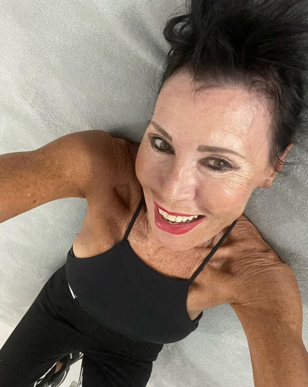 74-річна жінка каже, що не старіє, хоч щовечора випиває пляшку вина: як виглядає красуня