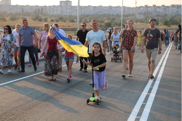 В Херсоне по программе Зеленского открыли первый съезд путепровода 