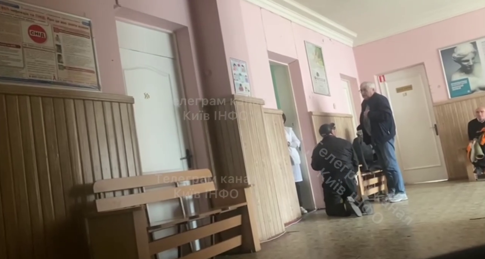 Умолял на коленях перед кабинетом: в поликлинике Киева не приняли больного дедушку (видео)