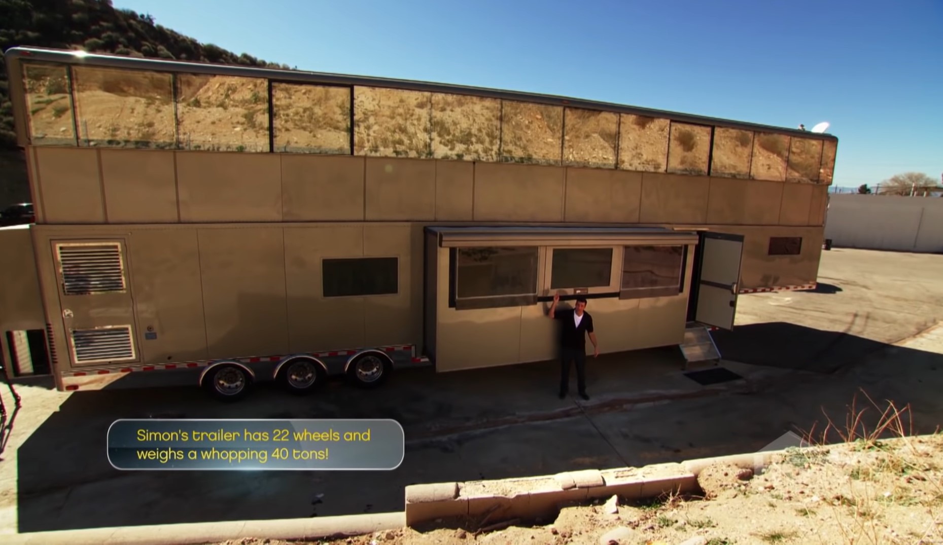 Два этажа, огромная спальня и медицинский кабинет: как выглядит дом на колесах за два миллиона