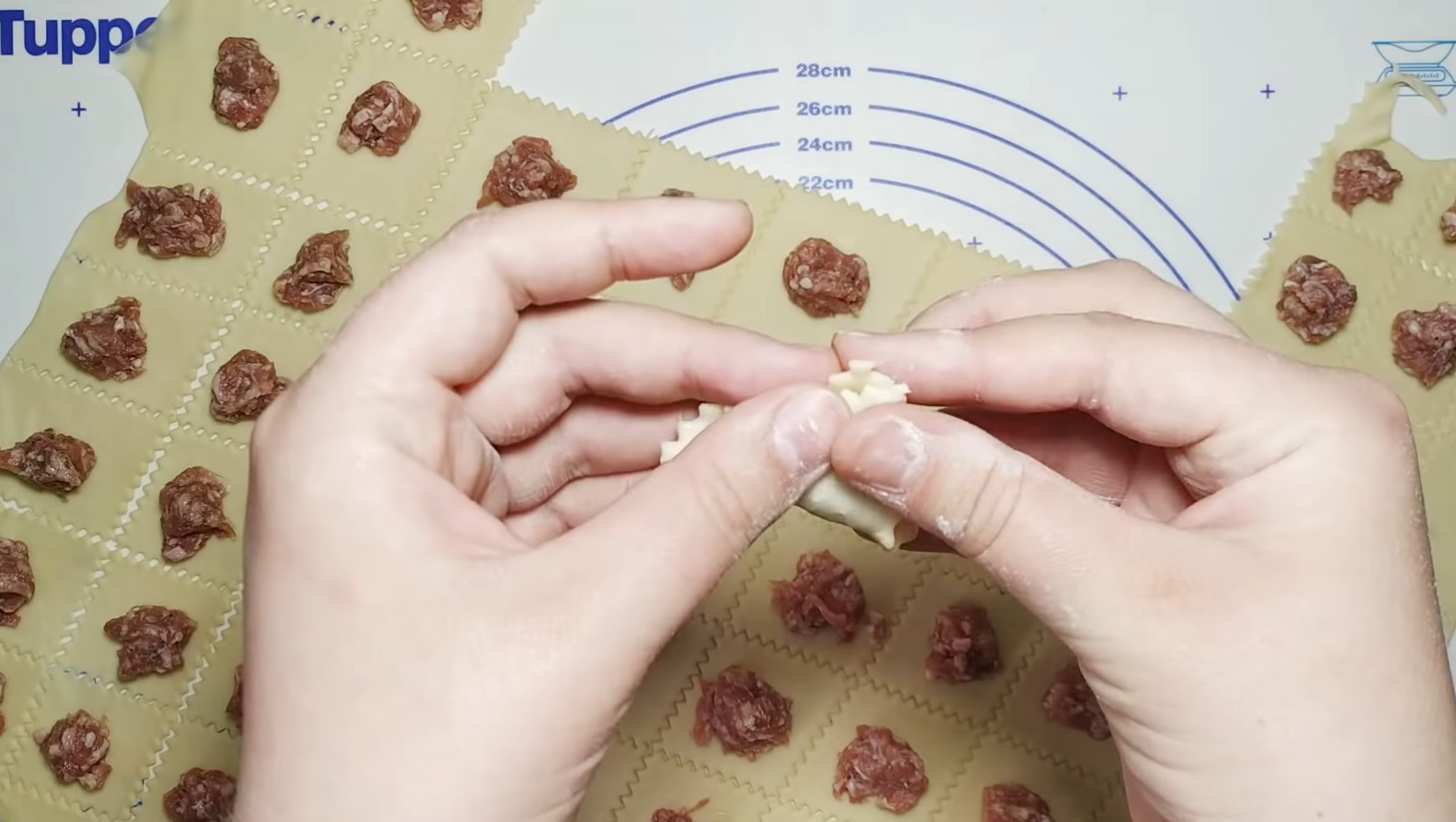 100 пельменів за 20 хвилин: супер-спосіб без пельменниці