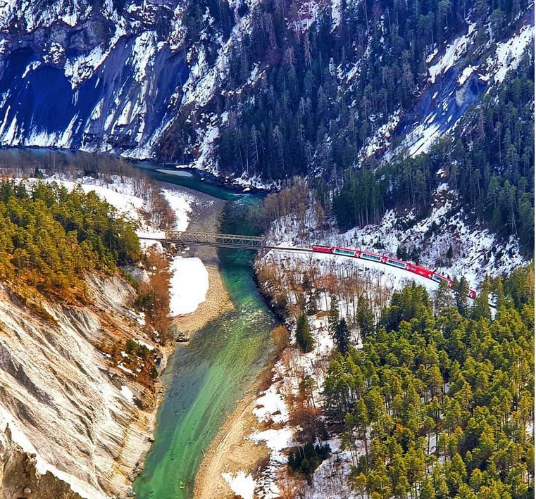 Вражаючі краєвиди. Як проїхатися легендарним експресом у Швейцарії: ціни та маршрут
