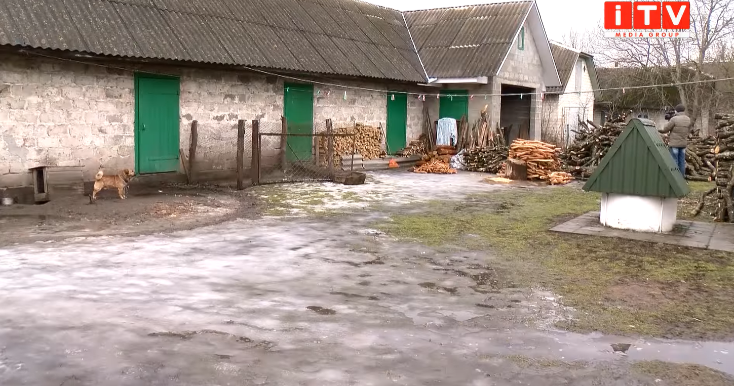 Под Ровно мать 5 месяцев держала сына взаперти в комнатушке без окон: на ночь ставила ведро