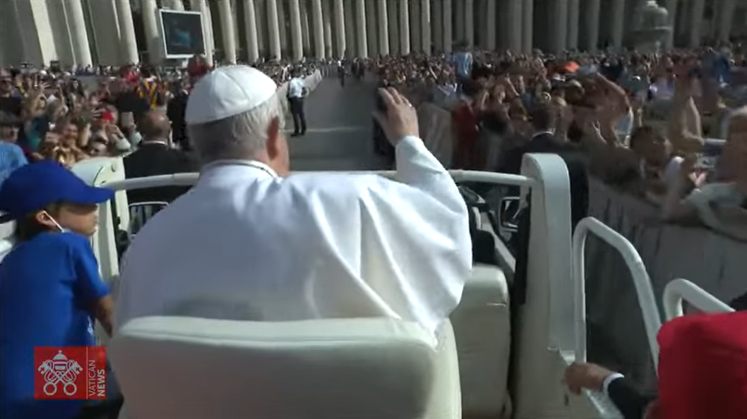 Діти з України проїхали з Франциском на папамобілі, а понтифіку подарували малюнки (відео)