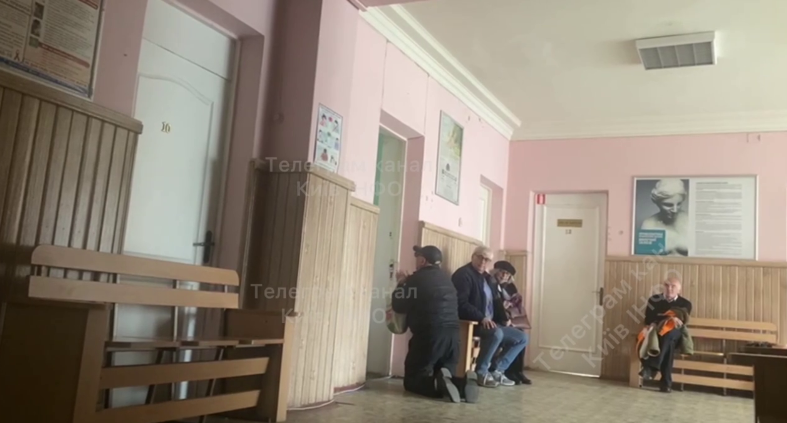 Умолял на коленях перед кабинетом: в поликлинике Киева не приняли больного дедушку (видео)